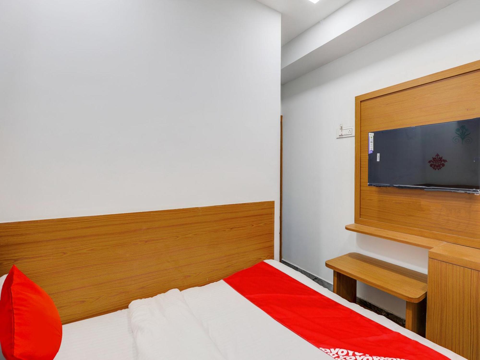 Hotel O Green City Surat Bagian luar foto