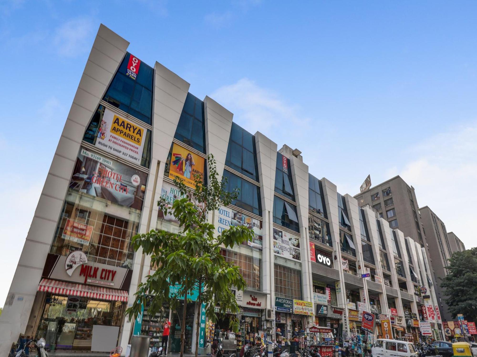 Hotel O Green City Surat Bagian luar foto