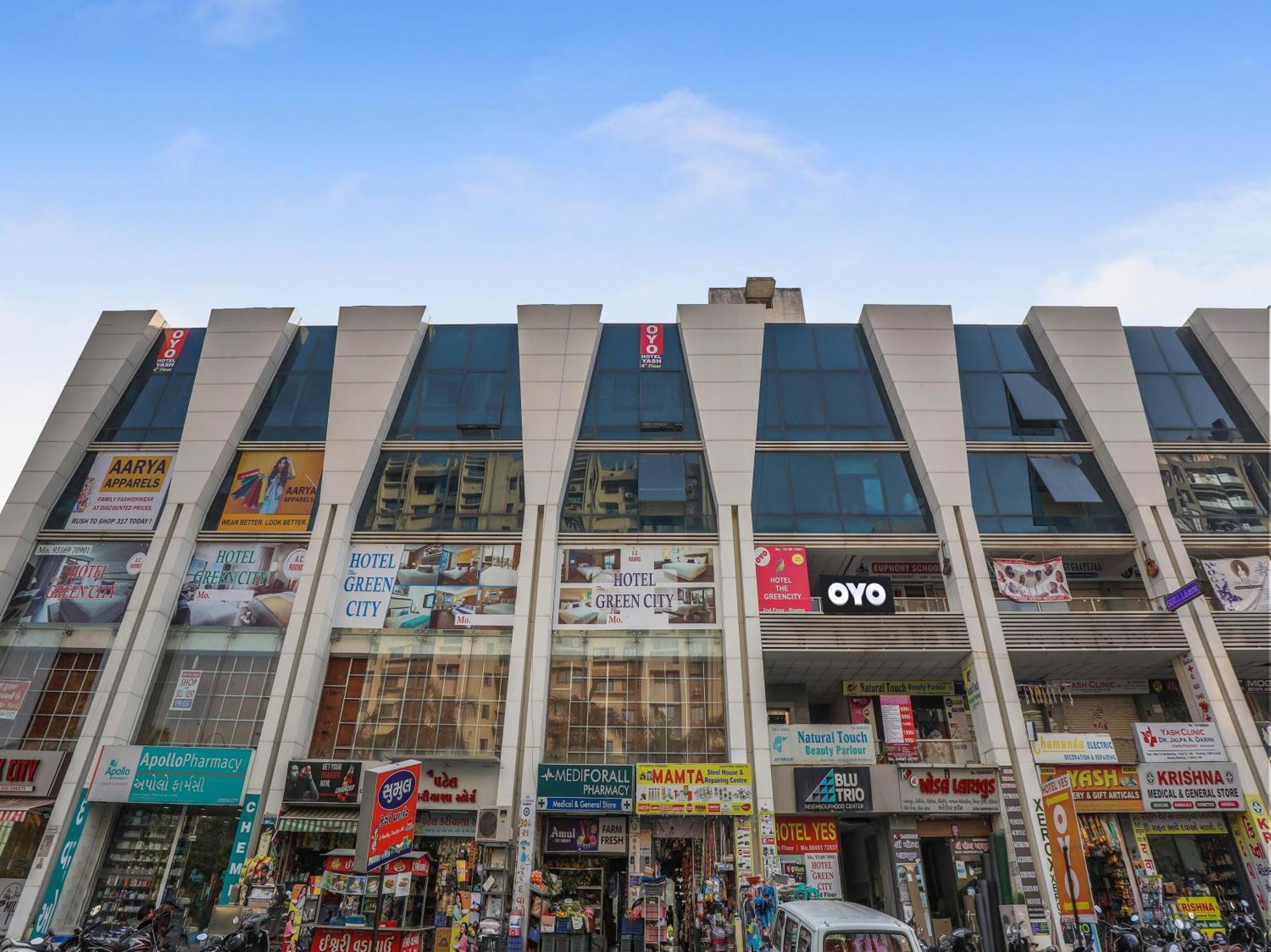 Hotel O Green City Surat Bagian luar foto