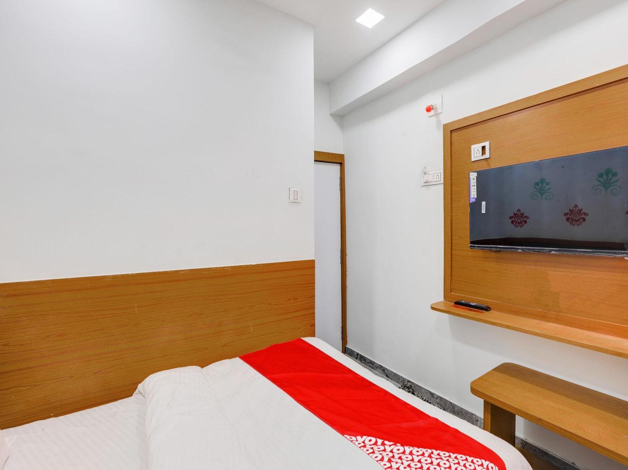 Hotel O Green City Surat Bagian luar foto